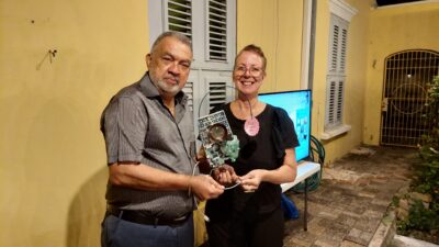 Percy Pinedo verdient Kuki Award 2023 voor blog ‘Hòrta Shòrt’